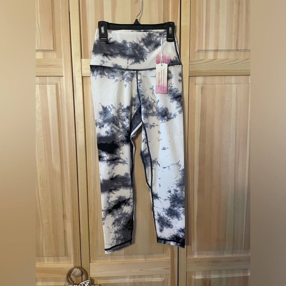 T6. Capri leggings.